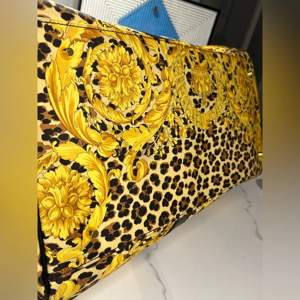 ⭐️SOLD⭐️ VERSACE DUFFLE BAG - Picture 10 of 16